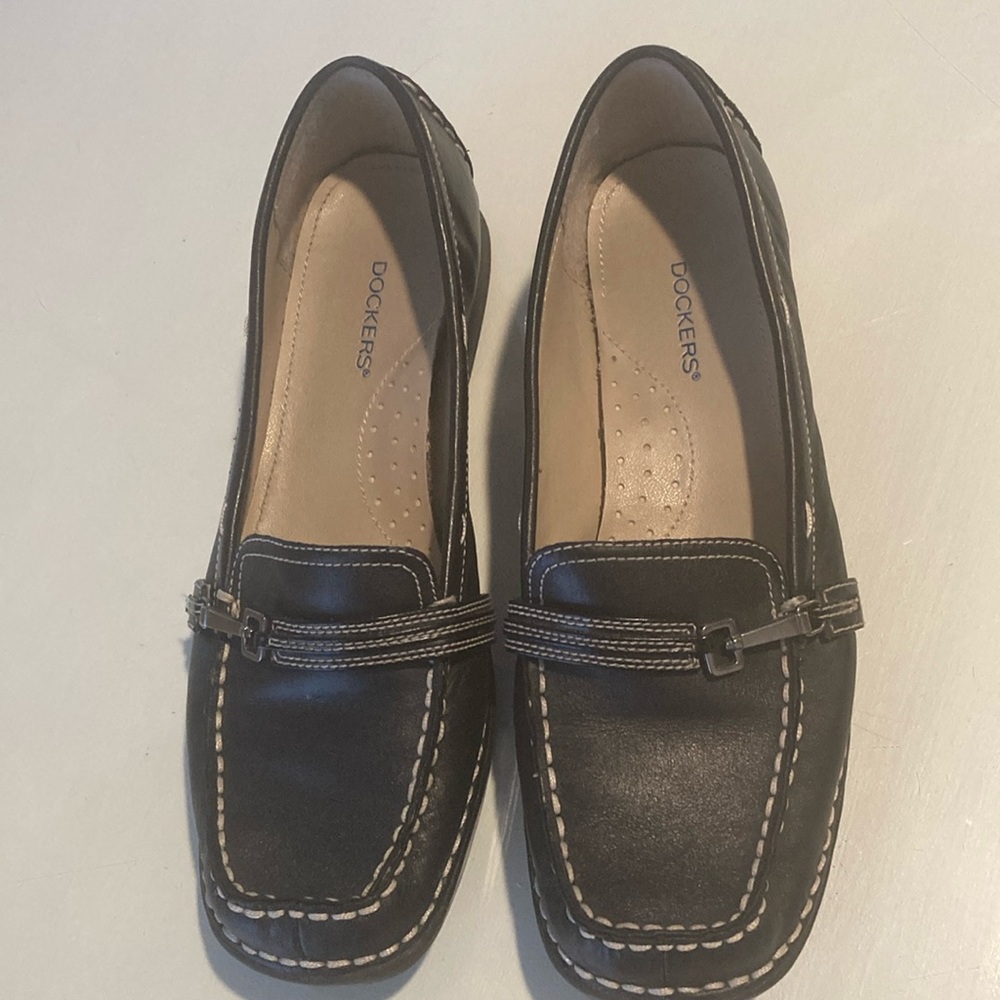 Women’s Dockers leather flats
Size 8M